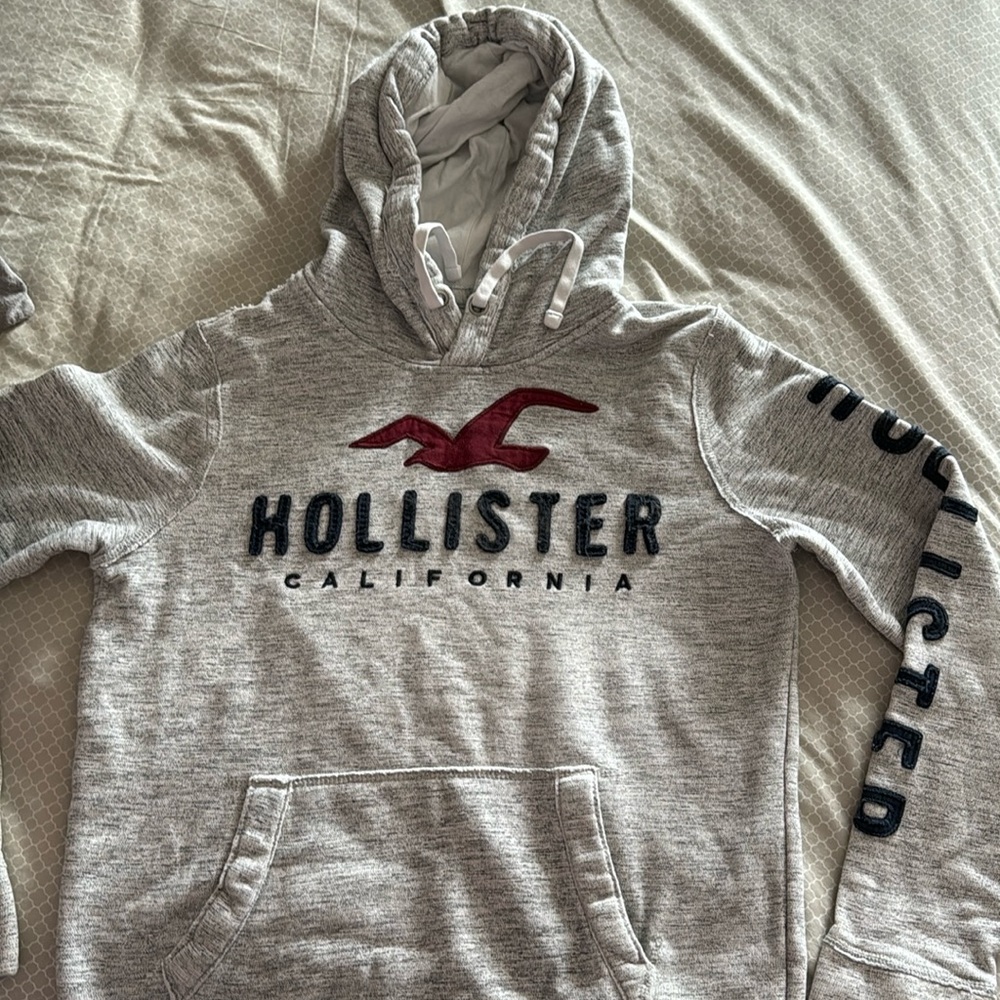 Hollister front logo hoodie- grey